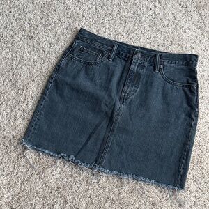 LEVIS Raw Hem Denim Mini Skirt | Festival-Ready Dark Wash Staple Size 29